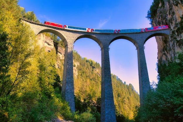 Photo le viaduc de landwasser traversé par le train rhb