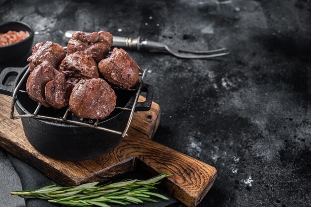 Viande d'abats de rein de veau de boeuf grillé sur le gril Fond noir Vue de dessus Espace de copie