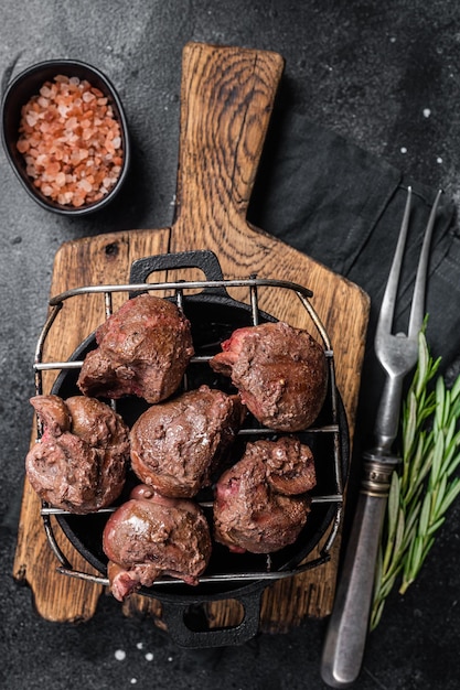 Viande d'abats de rein de veau de boeuf grillé sur le gril Fond noir Vue de dessus