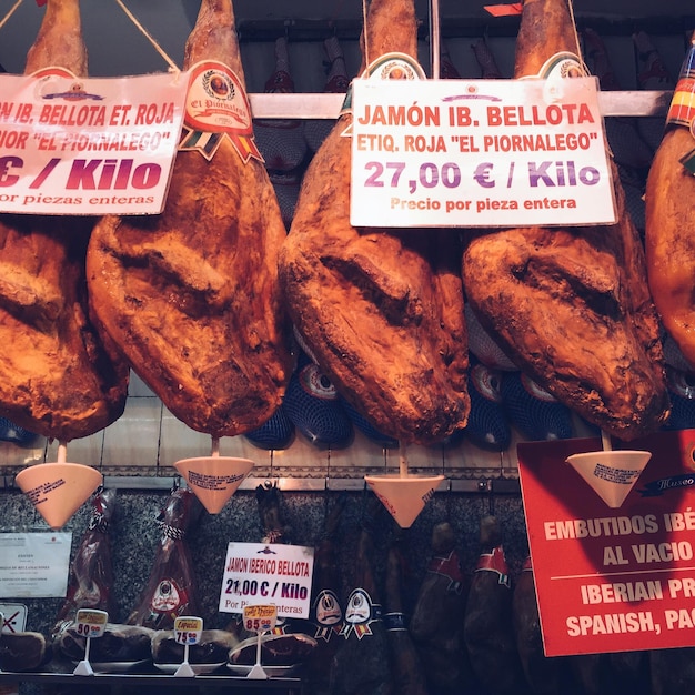 Photo viande accrochée au marché à la vente