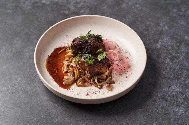 Viande d'agneau au radis mariné, champignons et sauce demi-glace