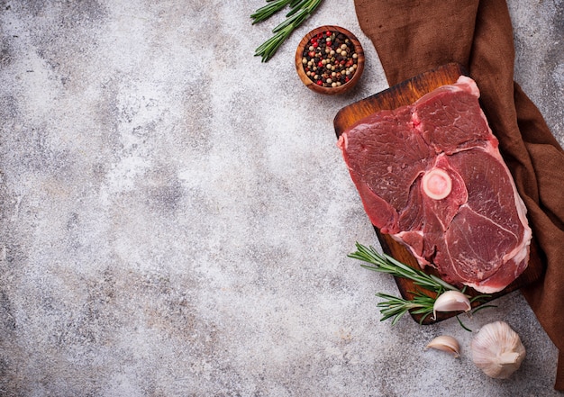 Photo viande d'agneau au romarin et épices