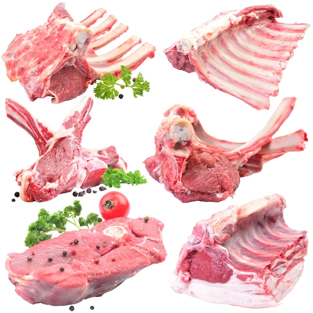 Photo viande d'agneau sur fond blanc