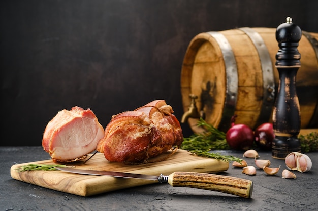 Viande d'agneau fumée sur planche à découper en bois