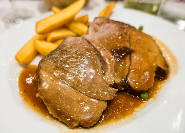 Viande d'agneau rôtie brune avec frites