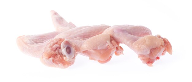 Photo viande d'ailes de poulet cru isolé sur fond blanc