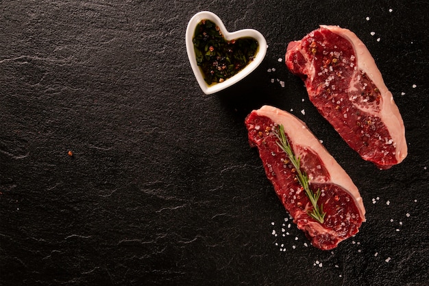 Viande d'ancho crue pour la cuisson sur une planche à découper sombre. Fond en bois.