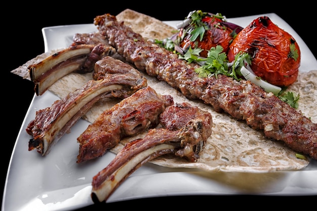 Viande assortie sur une assiette blanche