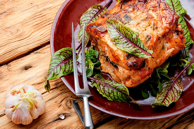 Viande au four appétissante.