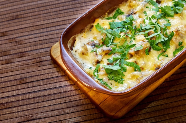 Viande au four avec champignons et fromage