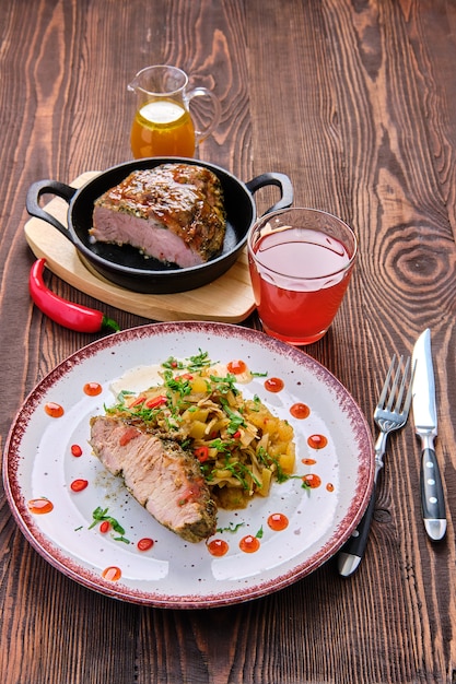 Viande au four avec chou braisé et courgette et sauce épicée piquante