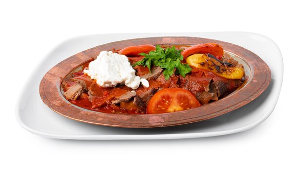 Viande au four avec des légumes à la sauce tomate isolated on white