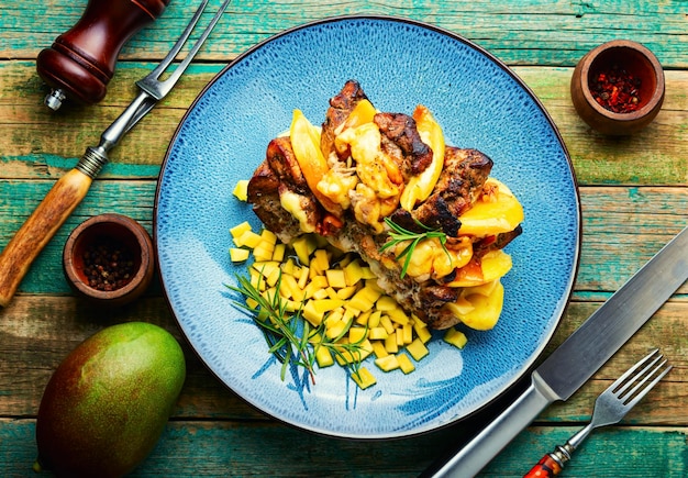 Viande au four à la mangue