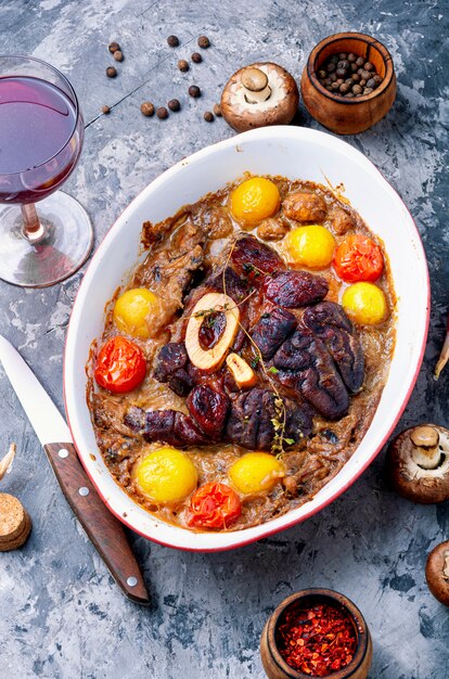 Viande au four avec pommes de terre