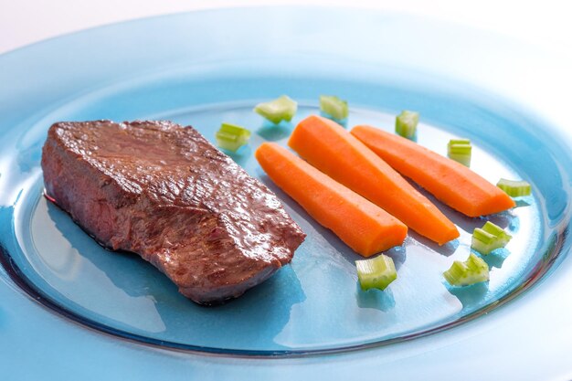 Photo viande d'autruche rôtie avec des carottes