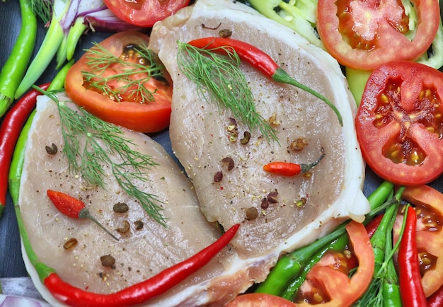 Viande aux épices oignons poivrons rouges et verts gingembre tomates