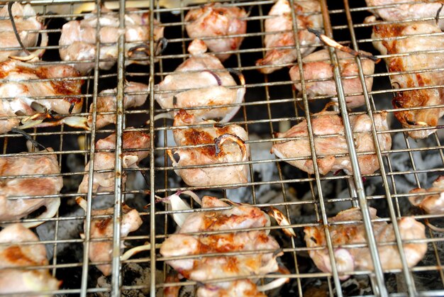 Viande de barbecue frite dans un treillis sur des charbons