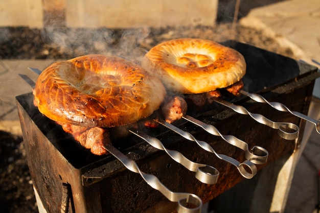 Viande barbecue et pain grillé à l'extérieur de la maison pâtisseries aromatiques loisirs d'été pour la cuisine en plein air en famille