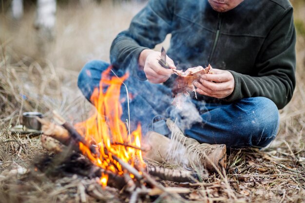 Viande sur le bâton grillée dans le concept fire bushcraft