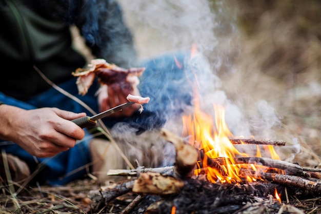 Viande sur le bâton grillée dans le concept fire bushcraft