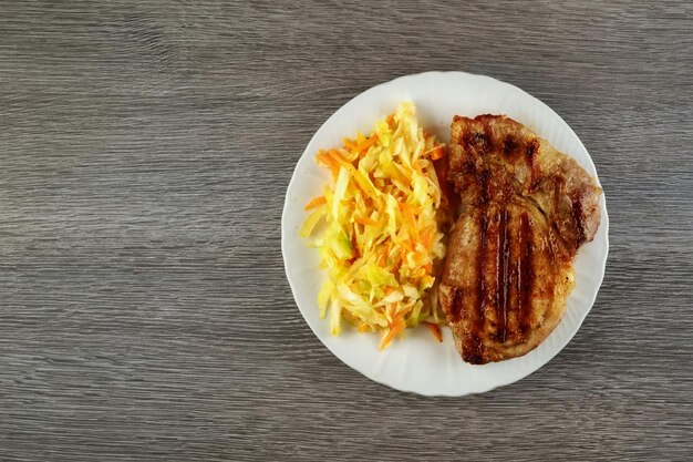 Viande de bifteck de barbecue avec des légumes dîner de bifteck de barbecue d'aliments sains