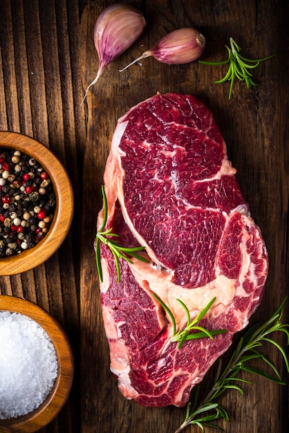 Viande de bifteck de boeuf non cuite sur une planche en bois Vue de dessus