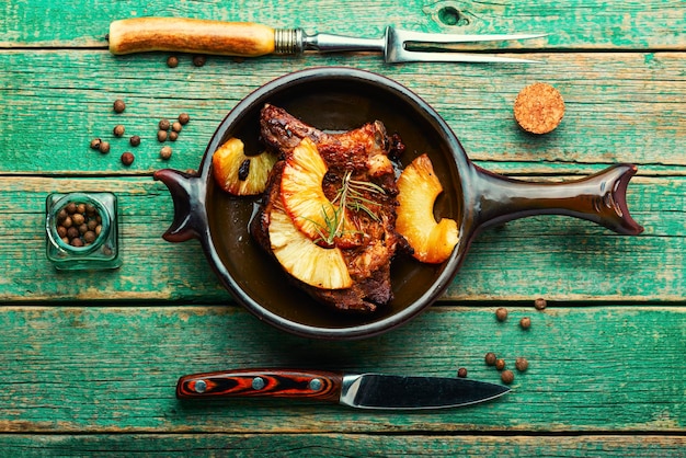 Viande de bœuf appétissante cuite au four avec rondelles d'ananas Entricote de bœuf marinée aux fruits