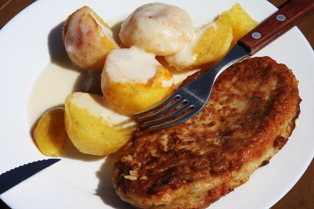 Viande de boeuf aux pommes de terre sur plaque blanche