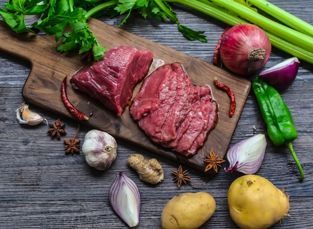 Viande de boeuf brut sur une planche à découper