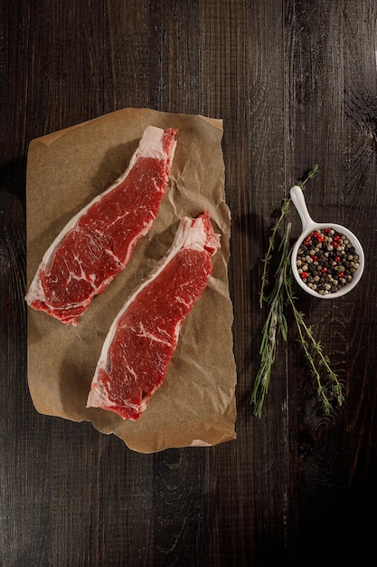 Viande de boeuf brut sur une planche à découper