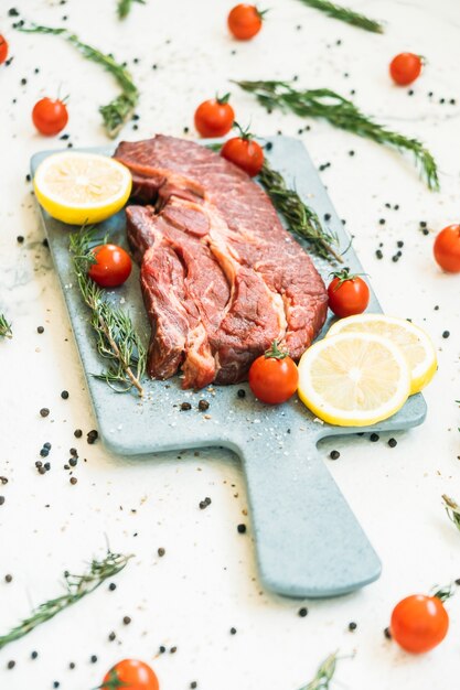 Viande de boeuf cru sur une planche à découper