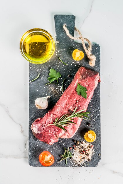 Viande de boeuf crue aux épices