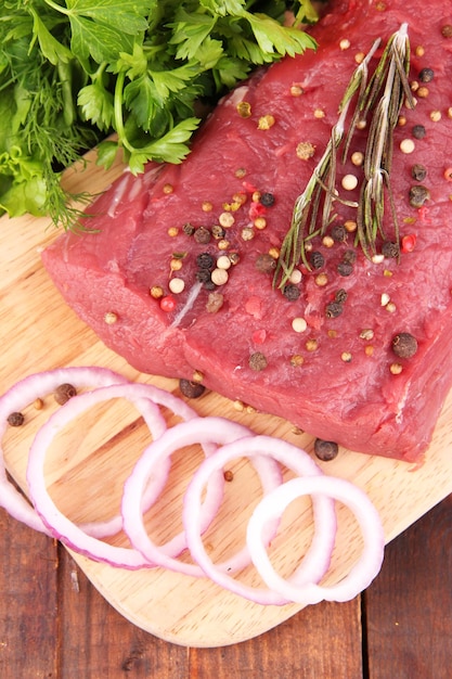 Viande de boeuf crue avec épices et légumes verts se bouchent