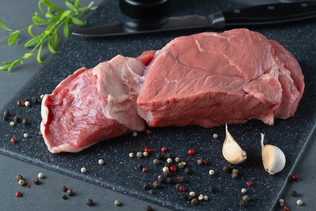 Viande de boeuf crue fraîche aux épices