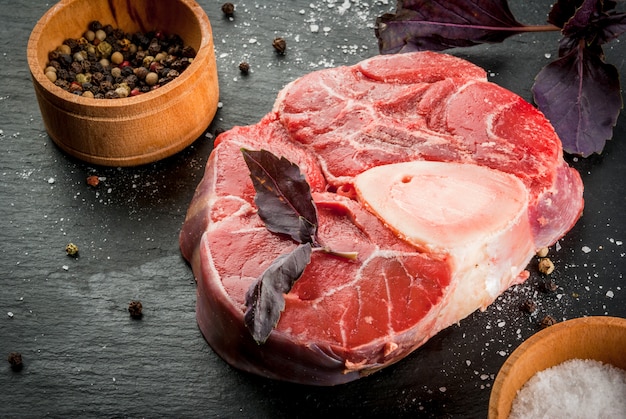 Viande de boeuf crue fraîche sur fond noir