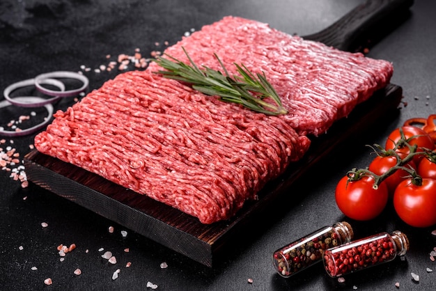 Photo viande de bœuf crue fraîche hachée sur un fond sombre