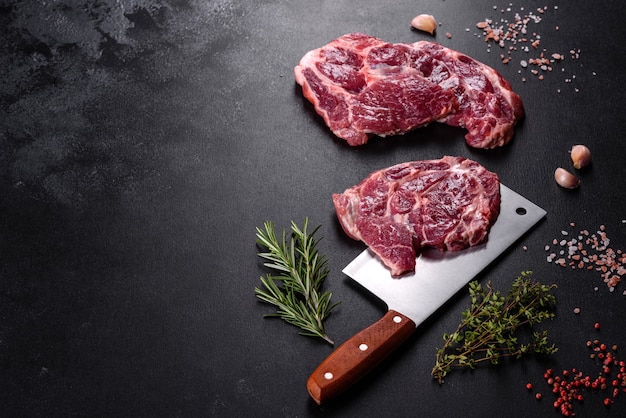 Viande de bœuf crue fraîche pour faire un délicieux steak juteux avec des épices et des herbes. Préparation de la viande grillée