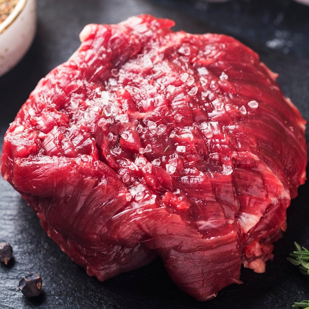 Viande de boeuf crue prête à cuire Steak de viande crue Gros plan