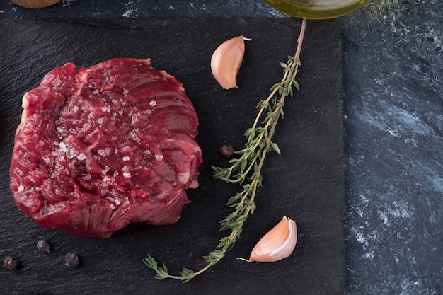 Viande de boeuf crue prête à cuire. Vue de dessus.