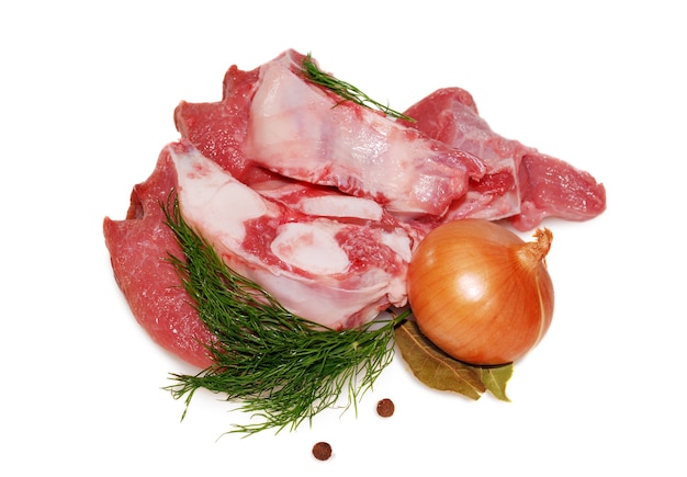 Viande de boeuf crue. Steak de jarret avec des légumes frais isolé sur fond blanc