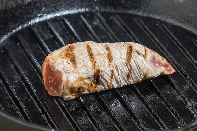 Viande de boeuf dans une poêle en fonte