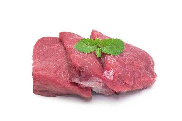 Viande de bœuf frais isolé sur fond blanc