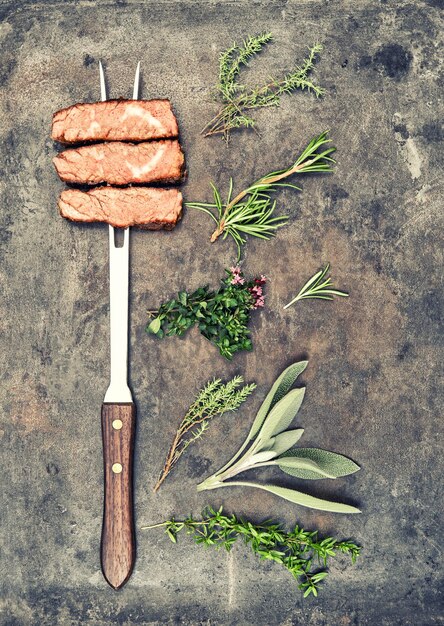 Viande de boeuf grillée aux herbes et épices. Photo tonique de style vintage