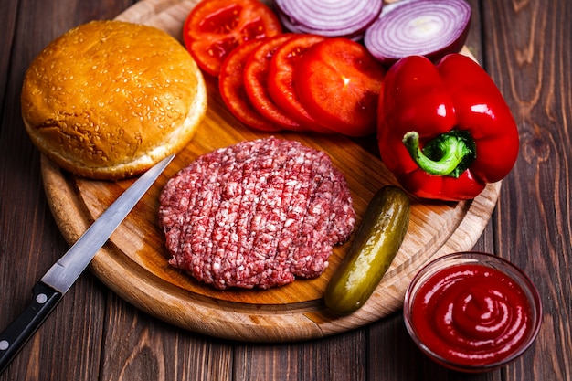 Viande de boeuf hachée crue Escalopes de steak haché avec assaisonnement, fromage