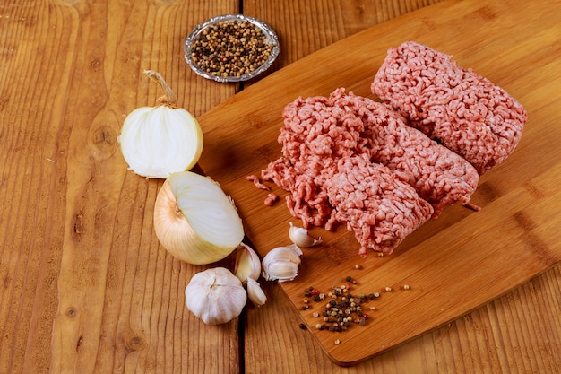 Photo viande de boeuf hachée fraîche crue viande hachée sur plaque