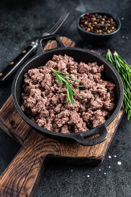 Viande de bœuf hachée frite dans une casserole pour la cuisson des pâtes