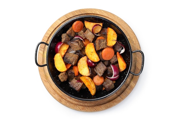 Viande de bœuf avec des légumes isolés sur fond blanc