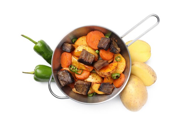 Viande de bœuf avec des légumes isolés sur fond blanc