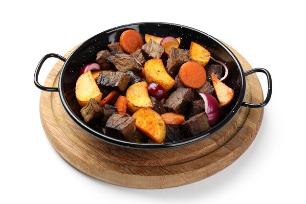 Viande de bœuf avec des légumes isolés sur fond blanc