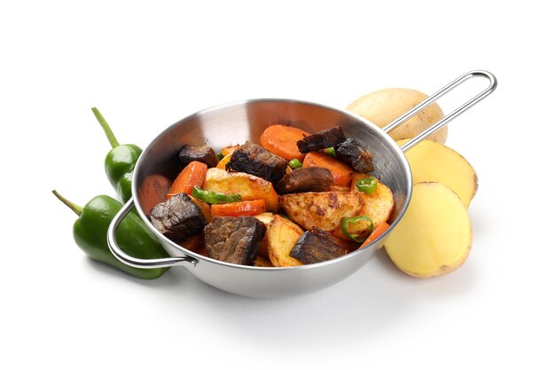 Viande de bœuf avec des légumes isolés sur fond blanc